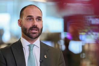 Filho do ex-presidente, que está nos Estados Unidos desde fevereiro, perdeu cargo por faltas