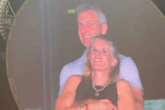 Kristin Cabot e seu chefe durante show do Coldplay