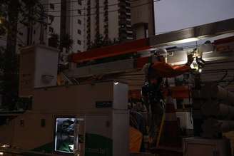 Funcionários da Enel fazendo reparos na linha primária da fiação elétrica da Avenida Jandira e Rua Juquis.