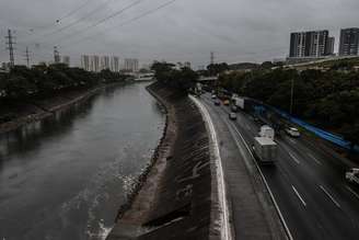 Imagem do Rio Tietê, próximo a ponte Anhanguera, em São Paulo.