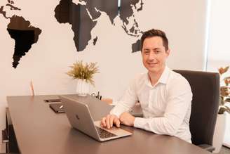 Cristiano Demartini nasceu em Caibi, interior de Santa Catarina. Trabalhou na roça, estudou, abriu consultório, empreendeu e deu certo.