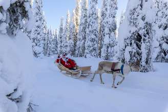 Papai Noel em trenó de renas, Ruka (Kuusamo), região norte da Ostrobótnia, Lapônia, Finlândia