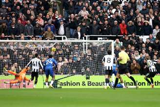 Woltemade (D) marca o primeiro gol do Newcastle contra o Chelsea –