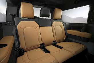 O Land Rover Defender 130 tem oito assentos. A última fileira, assim como a segunda, ostenta três lugares