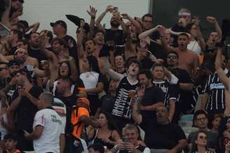 Torcedores de Vasco e Corinthians fazem festa no Maracanã antes do início do jogo.