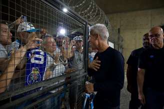 A torcida do Grêmio recebeu Luís Castro com festa no Aeroporto Salgado Filho, em Porto Alegre –