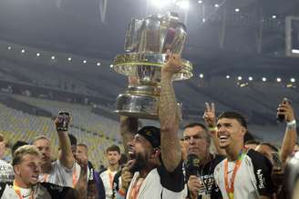Memphis levanta o troféu de campeão da Copa do Brasil
