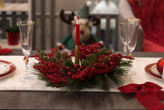 Um arranjo baixo reforça o clima natalino sem atrapalhar as conversas à mesa: aposte!