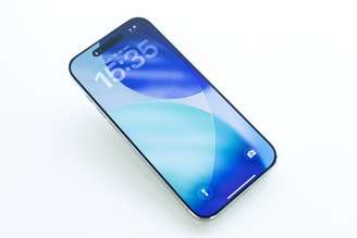 Apple estaria avaliando diferentes versões de vidro ultrafino flexível para o display do iPhone dobrável. Na foto, iPhone Air, lançado em 2025.