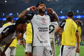 Memphis Depay comemora gol na final da Copa do Brasil.