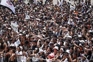 Torcedores do Corinthians celebram o título na Neo Química Arena.