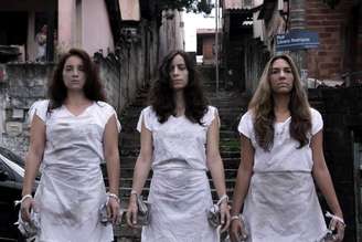 Em uma década, o Coletivo Pedra Rubra ocupou becos, praças, terminais de ônibus, trens e saraus. Um dos espetáculos mais marcantes foi Cameloas.