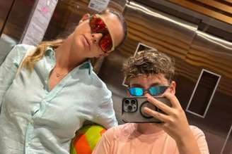 Letícia posa para foto com o filho, João Guilherme