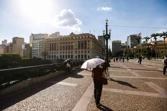Sol forte e calor no Vale do Anhangabaú, região central de São Paulo.