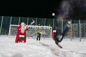 Papai Noel bate uma bolinha com o time no campo congelado em Rovaniemi, na Lapônia- Divulgação: FC Santa Claus