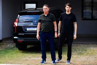 Jair Bolsonaro, na época da prisão domiciliar, ao lado do filho Jair Renan, um dos autorizados a visitá-lo no hospital