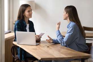 O candidato que busca o primeiro emprego precisa considerar não apenas o currículo, mas também sua conduta durante o processo seletivo