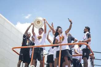 Jogadores do Corinthians comemoram o título da Copa do Brasil em frente à Neo Química Arena.