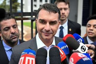 Flávio Bolsonaro, filho do ex-presidente brasileiro Jair Bolsonaro, fala com jornalistas após deixar a sede da Polícia Federal