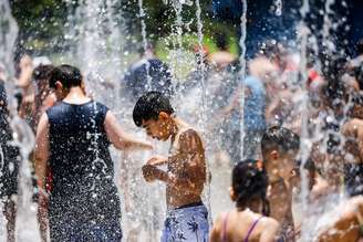 Frequentadores do Parque do Carmo, na zona leste de São Paulo, se refrescam em fonte de água inaugurada pela prefeitura no começo do mês.