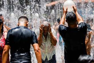 Frequentadores do Parque do Carmo, zona leste de São Paulo, aproveitam para se refrescar em fonte de água pública inaugurada, pela prefeitura da cidade, no começo do mês.