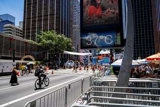 Relógios de rua marcam temperaturas de 37°C na Av. Paulista, em São Paulo.