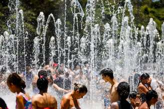 Frequentadores do Parque do Carmo, na zona leste de São Paulo, se refrescam em fonte de água pública inaugurada, pela prefeitura da cidade, no começo do mês