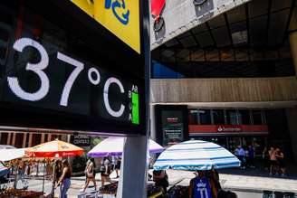 Relógios de rua marcam temperaturas acima de 30°C na Av. Paulista, em São Paulo.