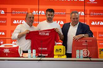 Paulo Pezzolano sendo apresentado no Inter 