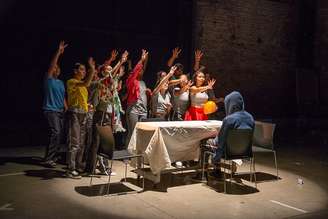 Estudantes de escolas públicas de Santo André (SP) apresentam peça da Escola Itinerante de Teatro em palco da cidade.