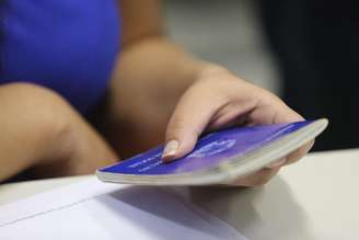 Desemprego no Brasil ficou em 5,2% no trimestre encerrado em novembro, segundo o IBGE