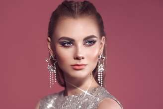 Tendências de maquiagem sofisticadas valorizam o look de Ano-Novo