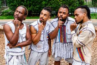 Componentes do Núcleo Ajeum levam pro palco a vida da quebrada, a infância e a história do povo preto que segue marcada em seus corpos.