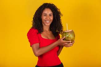 O cuidado com a alimentação ajuda a aliviar os sintomas da ressaca