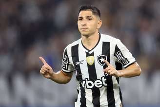 Savarino comemorando o segundo gol. 