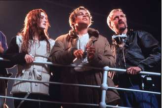 Kate Winslet, Leonardo DiCaprio e o cineasta James Cameron, no cenário de Titanic