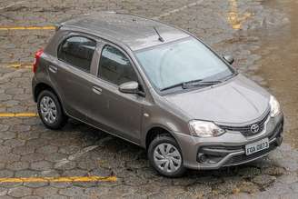 O Etios teve sua linha enxugada com a chegada do Yaris. Como carro de entrada, o melhor é jogar com a calculadora na mão e pegar a versão de entrada com motor 1.3, mas com câmbio automático. O desempenho é bom e o consumo baixo, ótimos para o dia a dia na cidade.