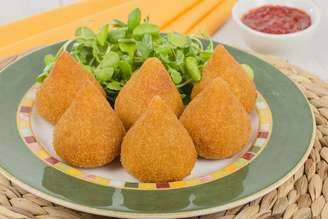 Coxinha vegana recheada com proteína de soja