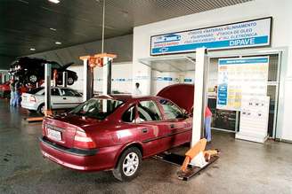 Se o carro estiver desalinhado ou desbalanceado, leve a uma oficina de confiança
