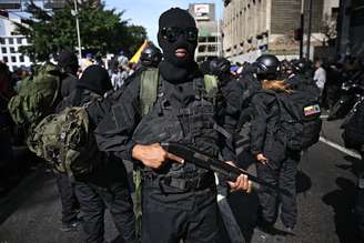 Apoiadores armados de Nicolás Maduro se reúnem perto do palácio presidencial de Miraflores, em Caracas, em 3 de janeiro de 2026. Federico Parra/ AFP via Getty Images