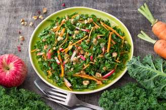 Salada de couve com cenoura e maçã