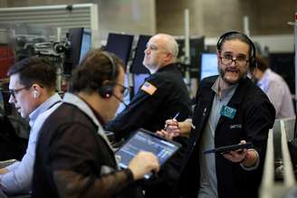Operadores trabalham na bolsa de Nova York
6 de janeiro de 2026
REUTERS/Brendan McDermid
