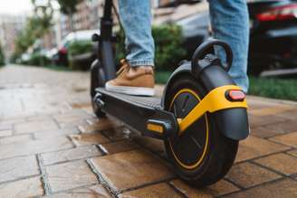 Estudos recentes analisaram a mobilidade assistida e questionam se veículos roubam oportunidades de atividade física e de interação social entre os jovens, além de aumentar o risco de acidentes com lesões potencialmente graves . Wpadington/Shutterstock