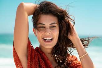 Tomar alguns cuidados especiais garante fios saudáveis durante o verão