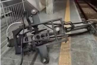 Pantógrafo retirado do trilho