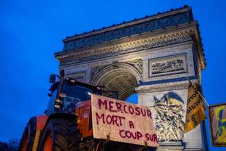 Protesto de agricultores franceses contra acordo Mercosul-UE diante do Arco do Triunfo, em Paris