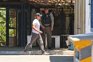 Empresário Daniel Vorcaro, dono do Banco Master, testa a tornozeleira antes de deixar o CDP2, Centro de Detenção Provisória em Guarulhos, SP