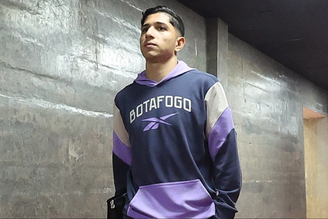 Savarino com casaco do Botafogo