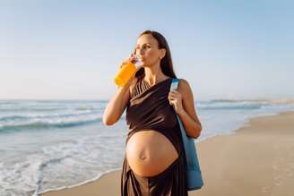 Grávidas são mais sensíveis ao calor e precisam ter cuidado na praia