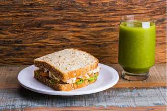 Sanduíche natural de frango para o pré-treino